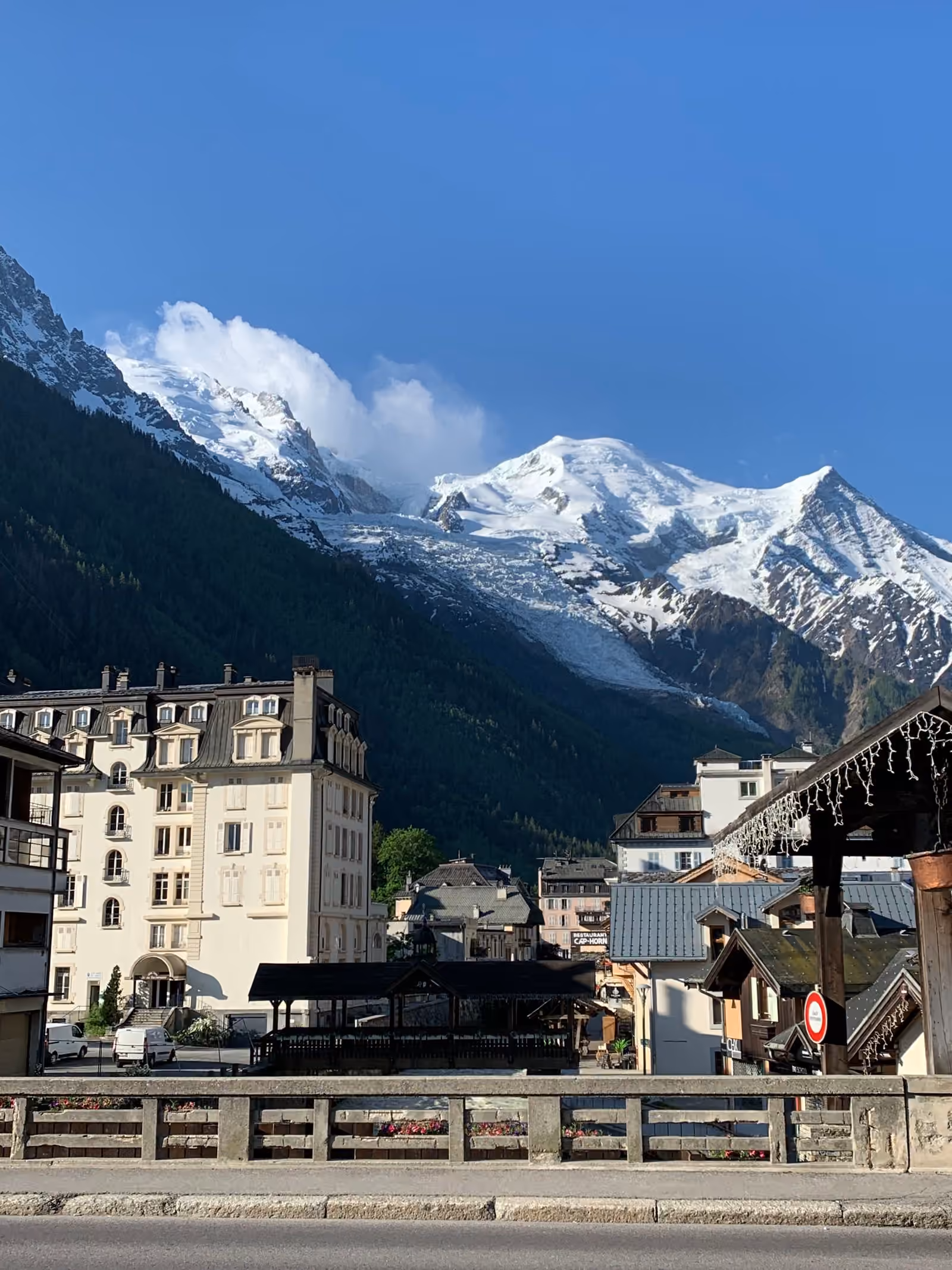Le massif du Mont-Blanc et le glacier des Bossons dominant les toits de Chamonix.