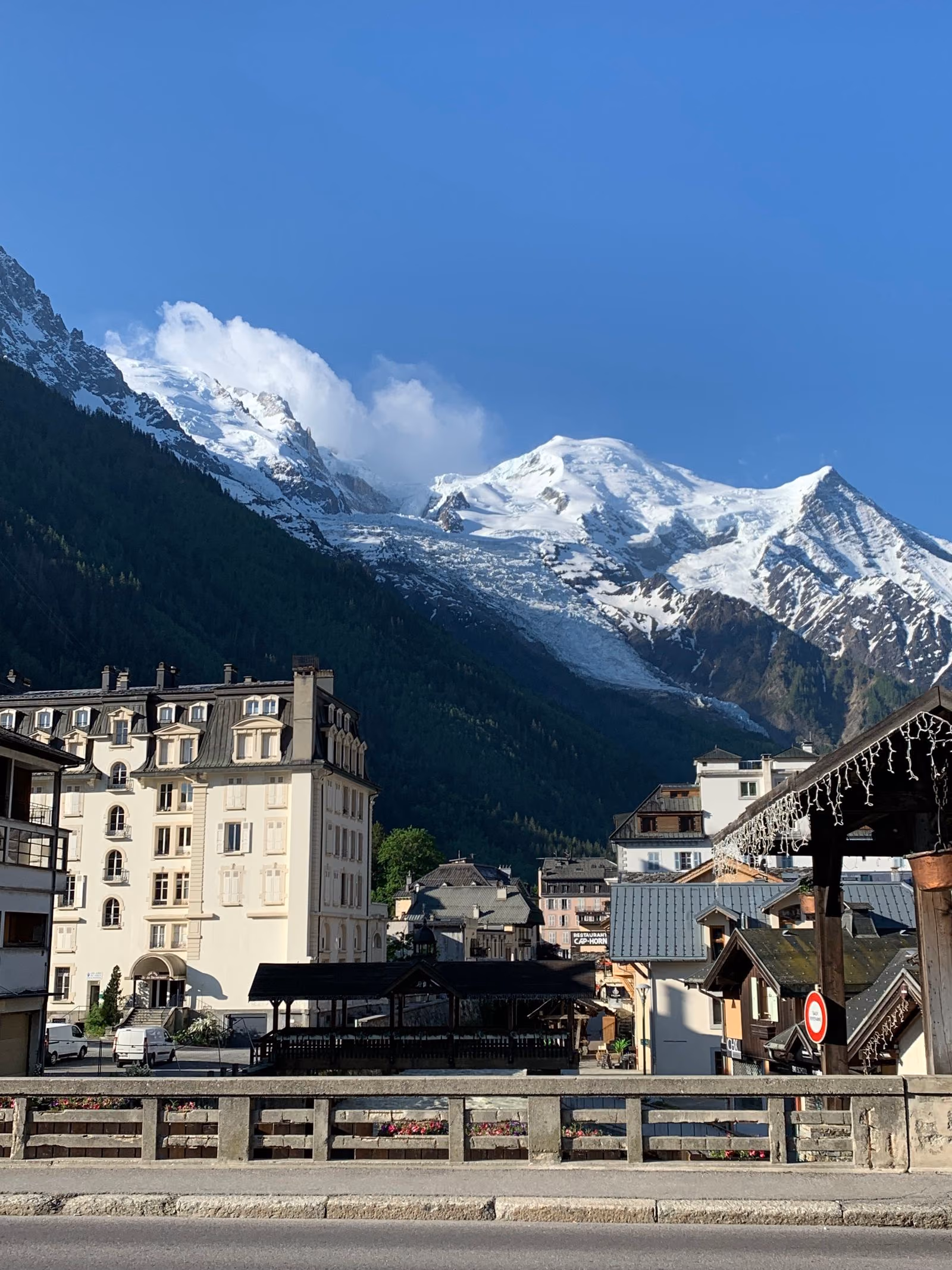 Le massif du Mont-Blanc et le glacier des Bossons dominant les toits de Chamonix.