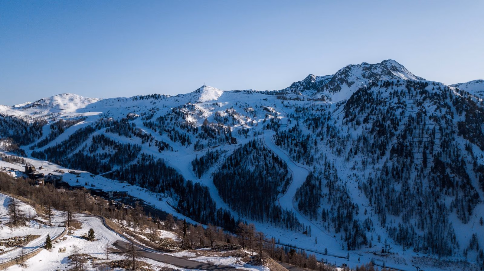 Vue aérienne des Alpes françaises enneigées en hiver.