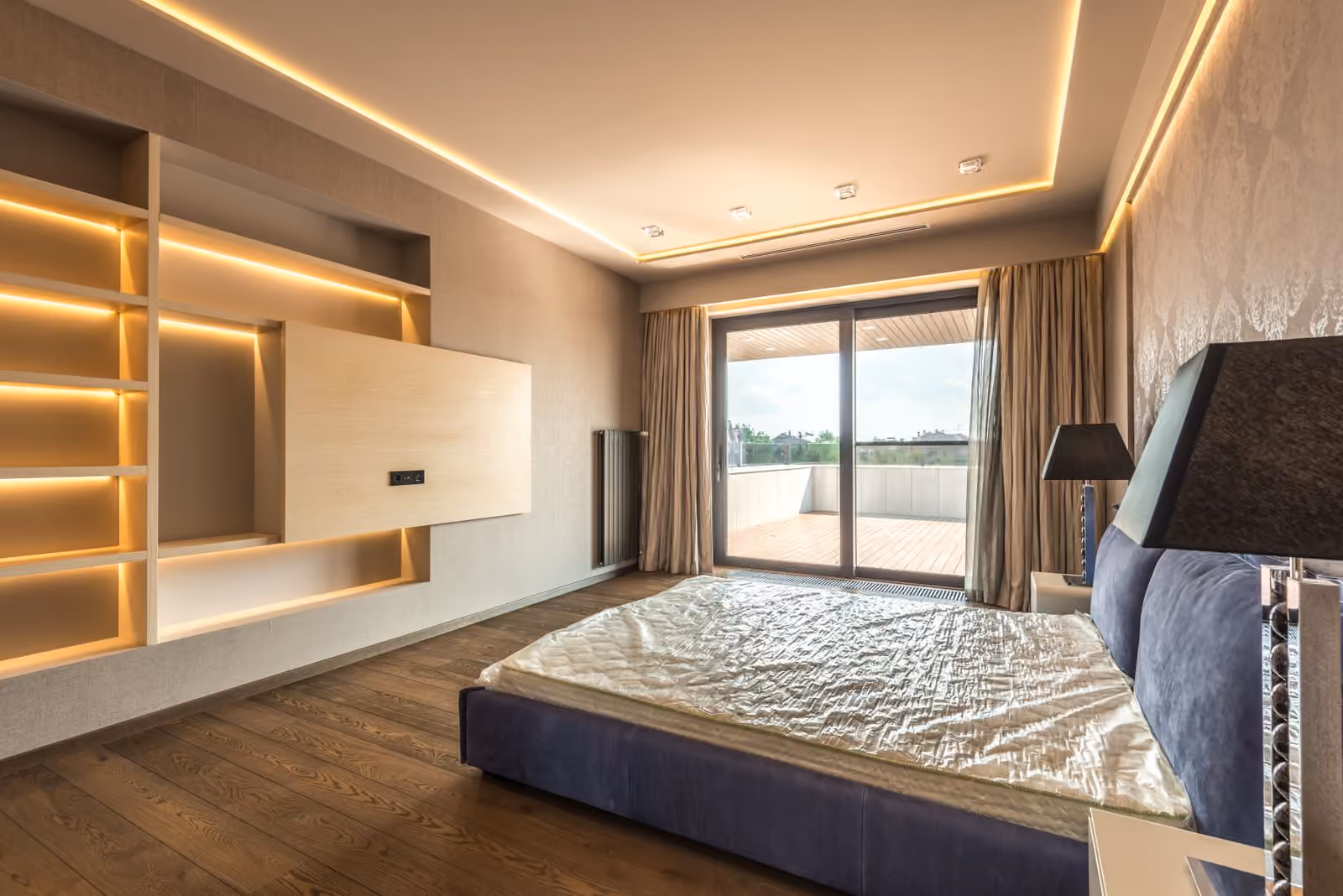 Une chambre d’hôtel luxueuse au mobilier élégant, ouverte sur la vue.